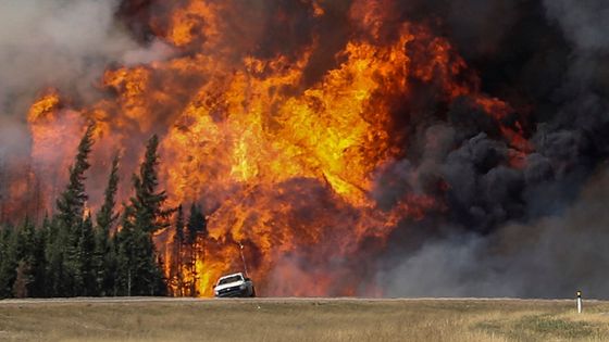 Foto: Obří lesní požár v kanadské Albertě. Hasiči doufají, že jim ho pomůže zkrotit chladné počasí