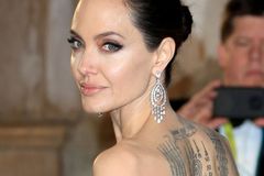 Nekonvenční Angelina Jolie: Provozovala sadomaso, sbírá nože, nechala si odebrat prsa