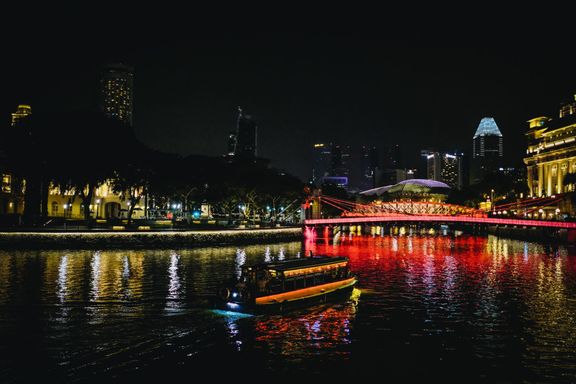 Noční Singapur z Riverwalku.