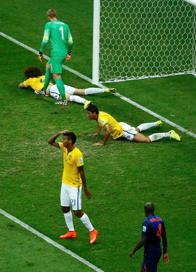 MS 2014, Brazílie-Nizozemsko: David Luiz (vlevo nahoře) a Paulinho (vpravo)