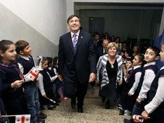 Západ prezidenta Saakašviliho považuje za demokratického prezidenta. V Gruzii jej podporuje polovina obyvatel. Jeho silná pozice stojí také na neschopnosti opozice se sjednotit