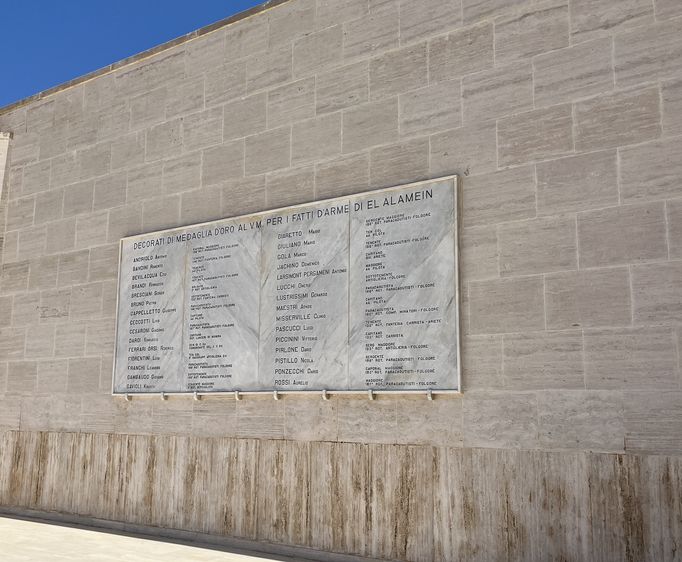 V El Alameinu narazíte i na památníky vojáku padlých v druhé světové válce.