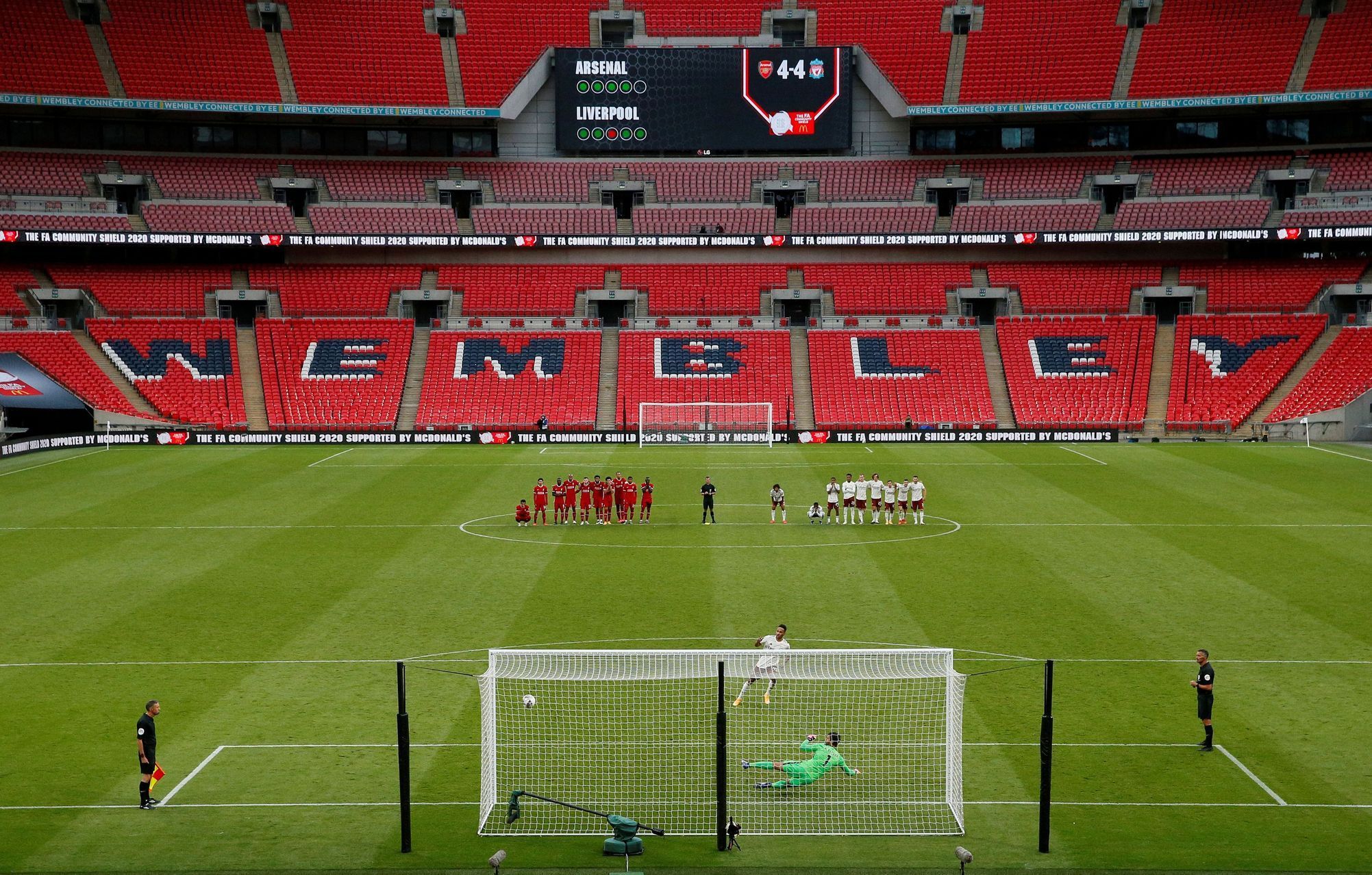 Nejhezčí fotky Reuters 2020 - Prázdné hlediště stadionu ve Wembley při zápase o Community Shield