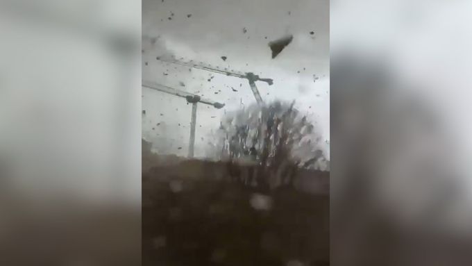 U Paříže udeřilo tornádo. Padaly i jeřáby
