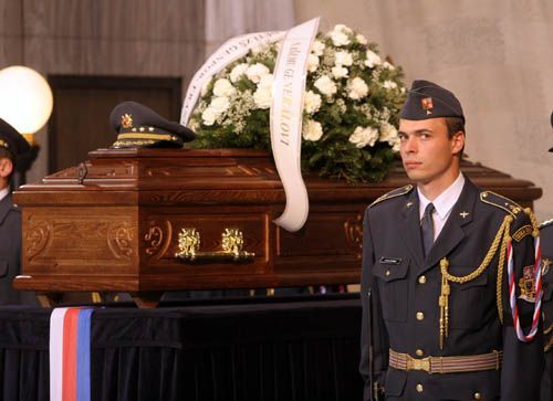 Čestná stráž u rakve Františka Peřiny