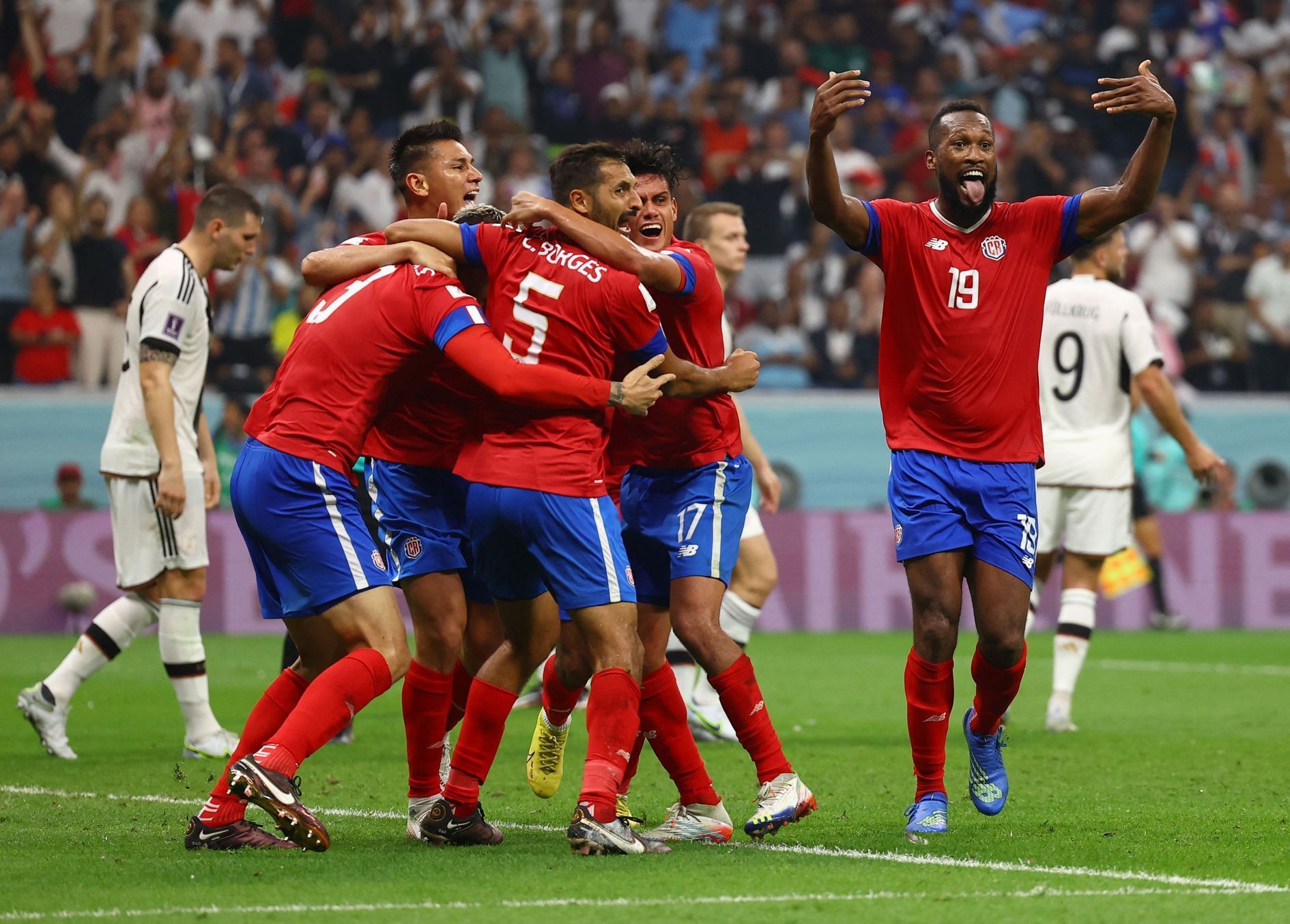 Kostaričané slaví gól v zápase MS 2022 Kostarika - Německo
