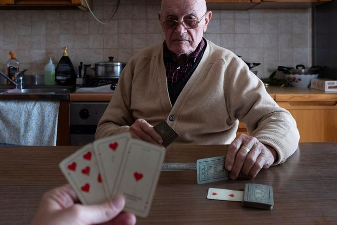 Fotograf během pandemie zachytil poslední boj svého dědečka s demencí.