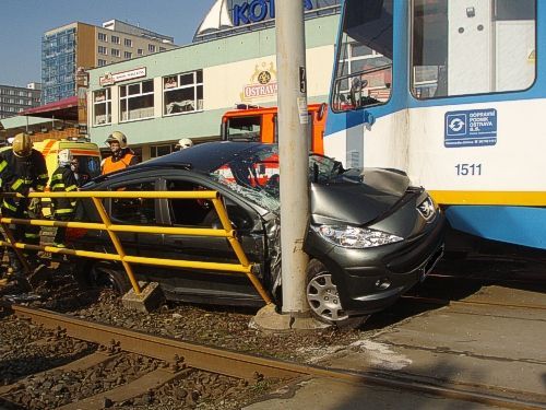 V Ostravě se srazilo auto s tramvají