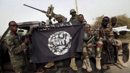 Nigerijští vojáci s vlajkou Boko Haram po znovuzískání Damašku.