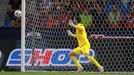 Překonaný brankář Craig Gordon v zápase 4. předkola EL Plzeň - Heart of Midlothian