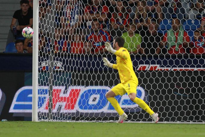 Překonaný brankář Craig Gordon v zápase 4. předkola EL Plzeň - Heart of Midlothian