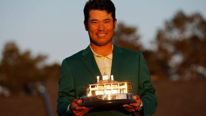 Hideki Macujama v slavném zeleném saku a trofejí pro vítěze golfového Masters