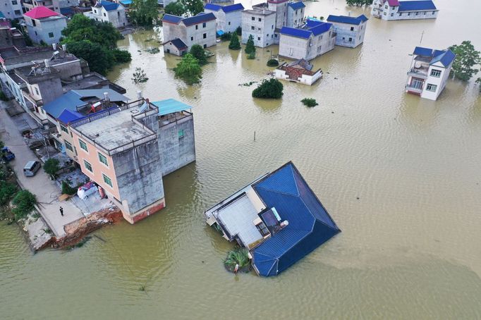 Rozvodněné jezero Pcho-jang-chu v Číně dosáhlo svého absolutního vrcholu, zaplavilo 15 vesnic a evakuovat se muselo na 14 tisíc lidí.