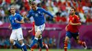 Daniele De Rossi hlavičkuje během utkání základní skupiny mezi Španělskem a Itálií na Euru 2012.