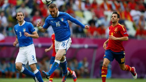 Daniele De Rossi hlavičkuje během utkání základní skupiny mezi Španělskem a Itálií na Euru 2012.