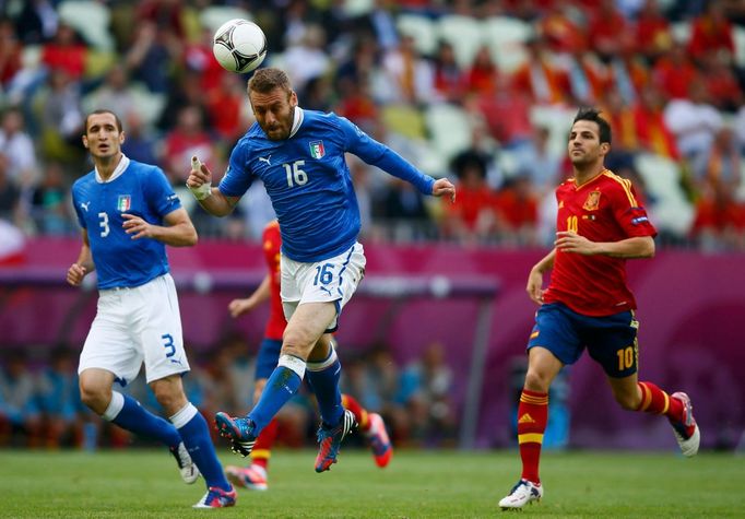 Daniele De Rossi hlavičkuje během utkání základní skupiny mezi Španělskem a Itálií na Euru 2012.