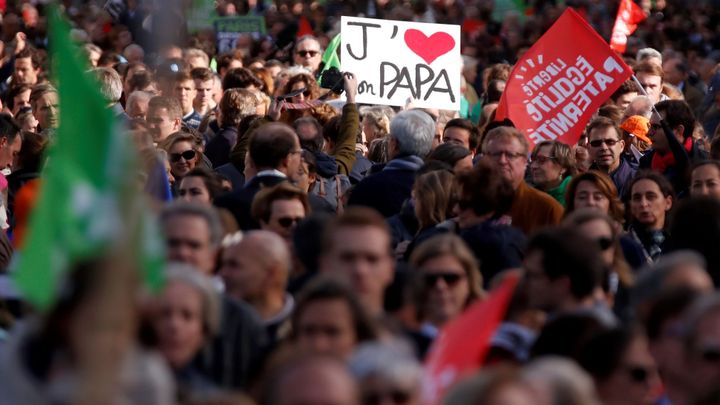 V Paříži demonstrovaly desetitisíce proti umělému oplodnění. Nechtějí rodiny bez otců