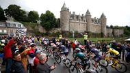 Necelých 183 kilometrů dlouhá třetí etapa Tour de France vedla nádherným prostředím severozápadní Francie. Peloton minul hrad ve městě Josselin (na snímku) a ve městě Pontivy finišoval pod dominantním středověkým sídlem rodiny Rohanů.