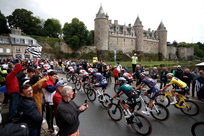 3. etapa Tour de France 2021: Peloton pod hradem ve městě Josselin.