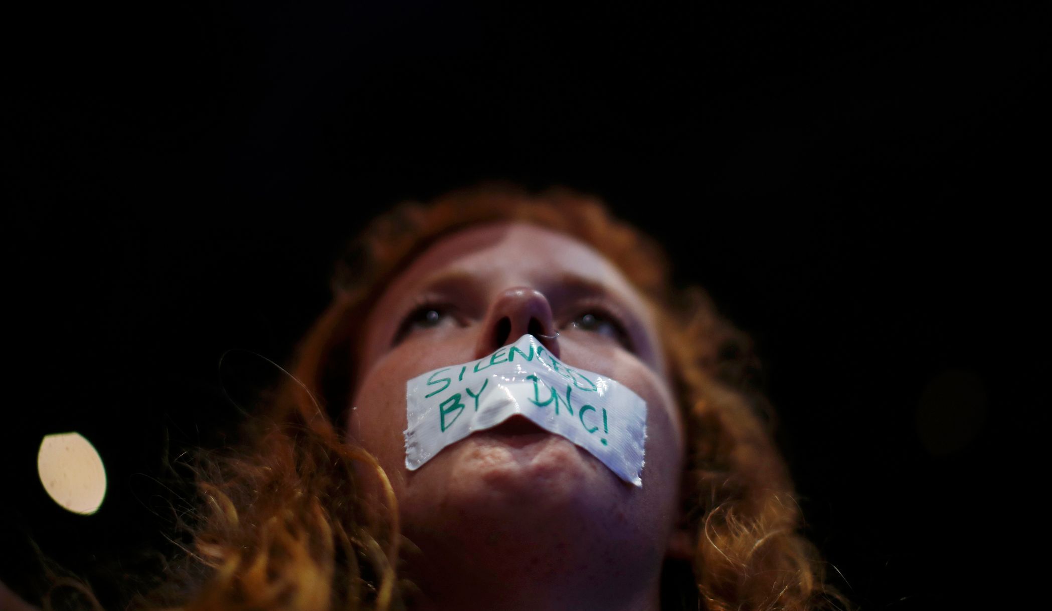 Příznivci Bernieho Sanderse protestují na sjezdu Demokratů v Philadelphii