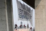 Horolezci z řad hnutí Greenpeace na Nuselském mostě nerušeně připevnili transparent. "Vykupte klima!"