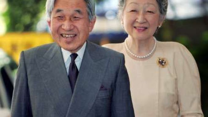 Císaři Akihitovi i jeho manželce schází do stovky ještě celé tři dekády