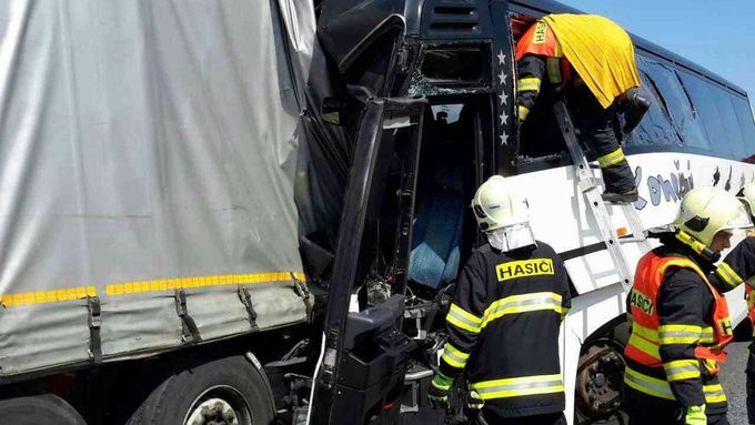 U Litovle se srazil autobus plný dětí s nákladním vozem. Zranění utrpělo patnáct lidí