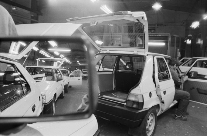 Archivní fotografie dokumentující výrobu automobilu Škoda Favorit v Mladé Boleslavi v letech 1987 až 1988.