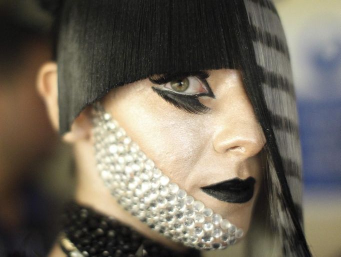 A model waits backstage at the 30th anniversary of the Alternative Hair Show at the Royal Albert Hall in London October 14, 2012. REUTERS/Olivia Harris (BRITAIN - Tags: SOCIETY FASHION TPX IMAGES OF THE DAY) Published: Říj. 15, 2012, 1:43 dop.