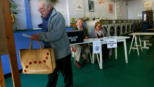 Volební místnost ve veřejné prádelně v Oxfordu.