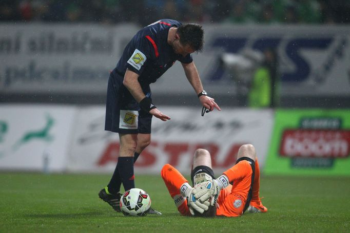 SL, Jablonec-Sparta: rozhodčí Radek Příhoda a brankář Vlastimil Hrubý (Jablonec)