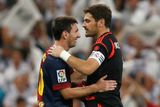 Sportovní gesto. Messi s úsměvem gratuluje Ikeru Casillasovi k triumfu.