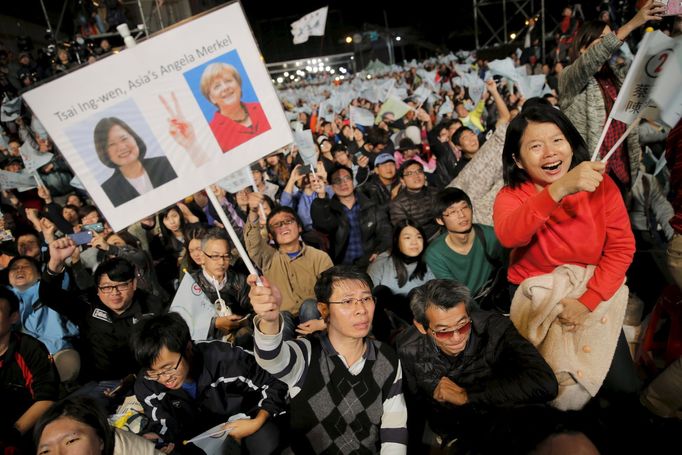 Příznivci kandidátky Cchaj Jing-wen reagují na předběžné výsledky voleb.