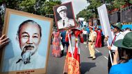 Vietnam ve středu slaví 50 let od konce vietnamské války velkolepou vojenskou přehlídkou a leteckou show. Přesně půl století po pádu Saigonu, události, která definitivně uzavřela desetiletí trvající konflikt.