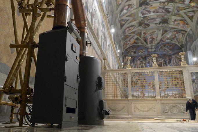 Stoves are seen in the Sistine Chapel at the Vatican March 8, 2013. Roman Catholic cardinals will start their conclave to elect a successor to Pope Benedict on the afternoon of Tuesday March 12, the Vatican said in a statement on Friday. REUTERS/ Osservatore Romano (VATICAN - Tags: RELIGION) ATTENTION EDITORS - THIS IMAGE WAS PROVIDED BY A THIRD PARTY. FOR EDITORIAL USE ONLY. NOT FOR SALE FOR MARKETING OR ADVERTISING CAMPAIGNS. THIS PICTURE IS DISTRIBUTED EXACTLY AS RECEIVED BY REUTERS, AS A SERVICE TO CLIENTS Published: Bře. 8, 2013, 5:39 odp.