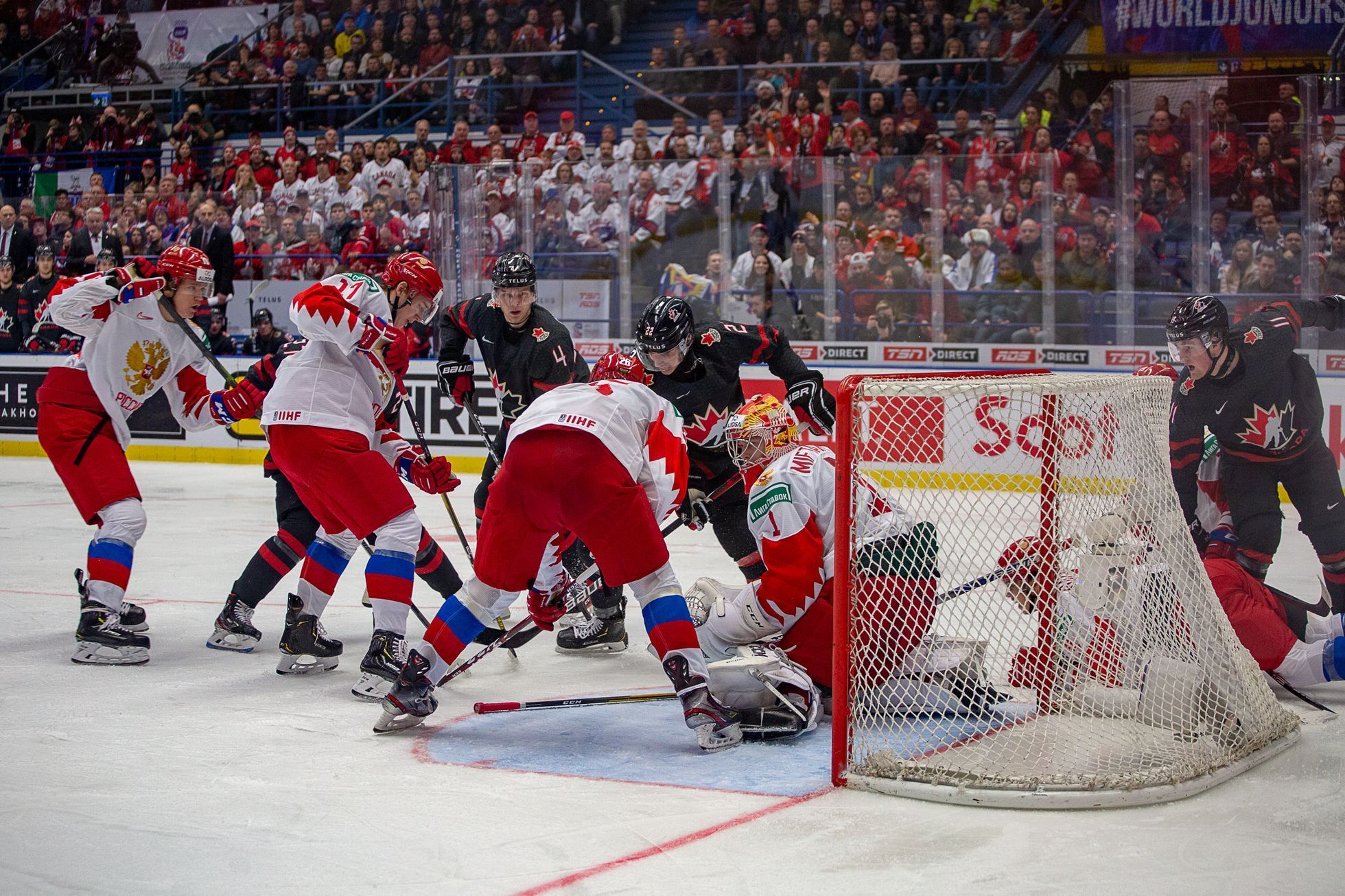 Hokejové MS juniorů 2020 v Ostravě, finále Kanada - Rusko: Ruský brankář Amir Miftachov v akci