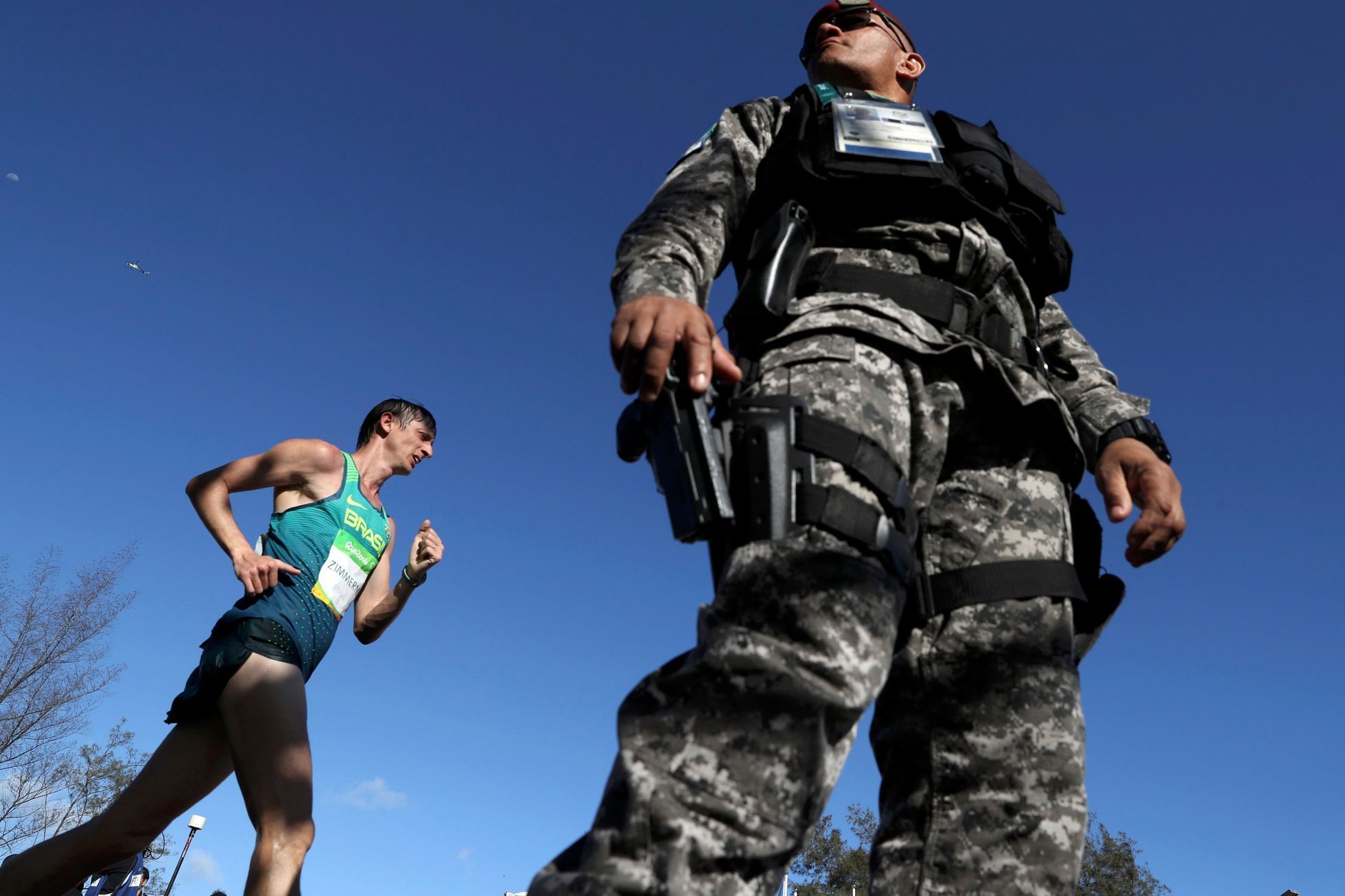OH 2016 - atletika, 20 km chůze: Moacir Zimmermann (BRA) a policista