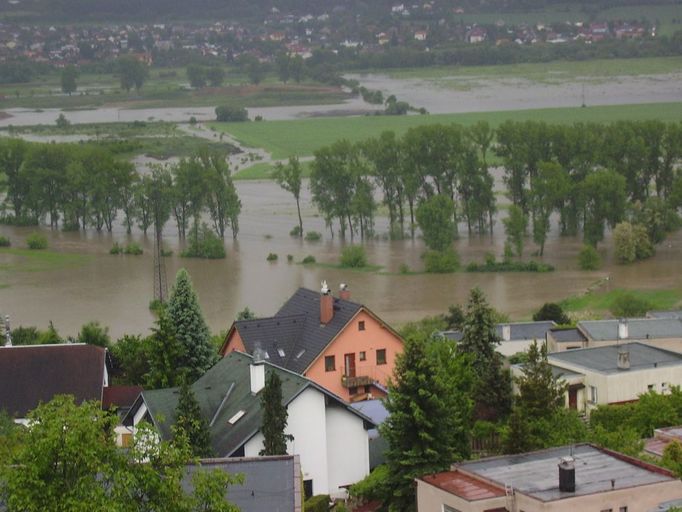 Pohled na rozlitou Berounku z Radotína.