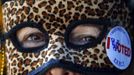 A woman wearing a mask waits to greet Republican presidential nominee Mitt Romney at a campaign rally in Tampa, Florida October 31, 2012, which is Halloween in the United States. REUTERS/Brian Snyder (UNITED STATES - Tags: POLITICS ELECTIONS USA PRESIDENTIAL ELECTION) Published: Říj. 31, 2012, 4:40 odp.