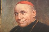 Pražský arcibiskup Josef Beran nechal umístit v katedrále sádrový model. Sochu už nestihl. Byl držen v internaci a po letech vyhnán do exilu.