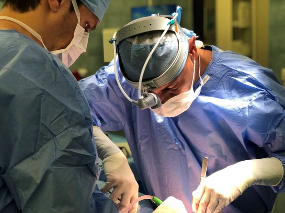 Hrudní chirurg Marcel Mitták při operaci.