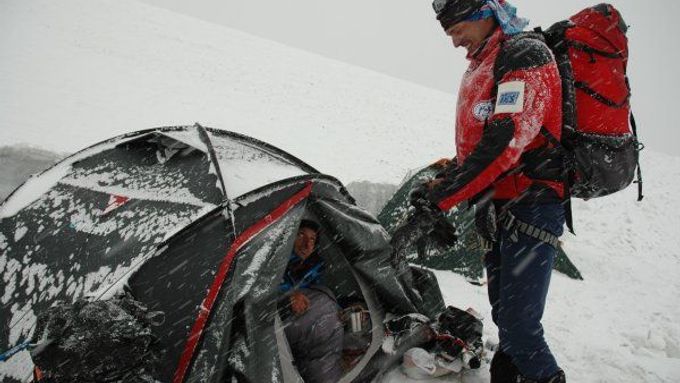 Špatné počasí nakonec ukončilo snažení slovensko-české expedice ve výšce 7000 m.n.m.
