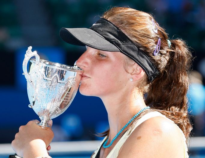 Karolína Plíšková s juniorským titulem na Australian Open 2010.