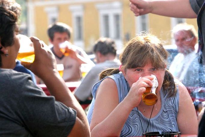 Paní Brožová už ví, že velké pivo je dražší než malé.