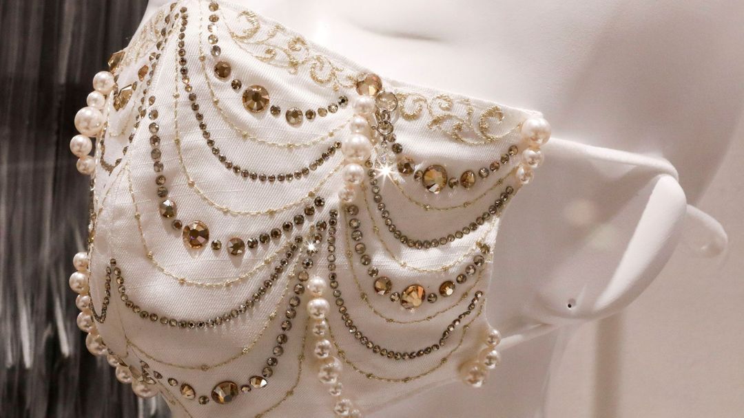 Luxusní roušky zdobené diamanty či perlami přijdou na zhruba 210 tisíc korun.