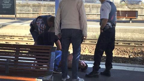 První okamžiky po zneškodnění střelce v rychlíku na Paříž