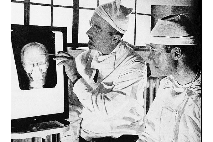 Dr. Walter Freeman (vlevo) a Dr. James W. Watts studují rentgenový snímek před psychochirurgickou operací v USA. Fotografie z roku 1941