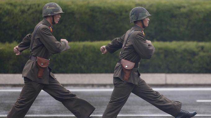 Severokorejští vojáci v Pchanmundžomu uvnitř pásma, rozdělujícího sever a jih Koreje.