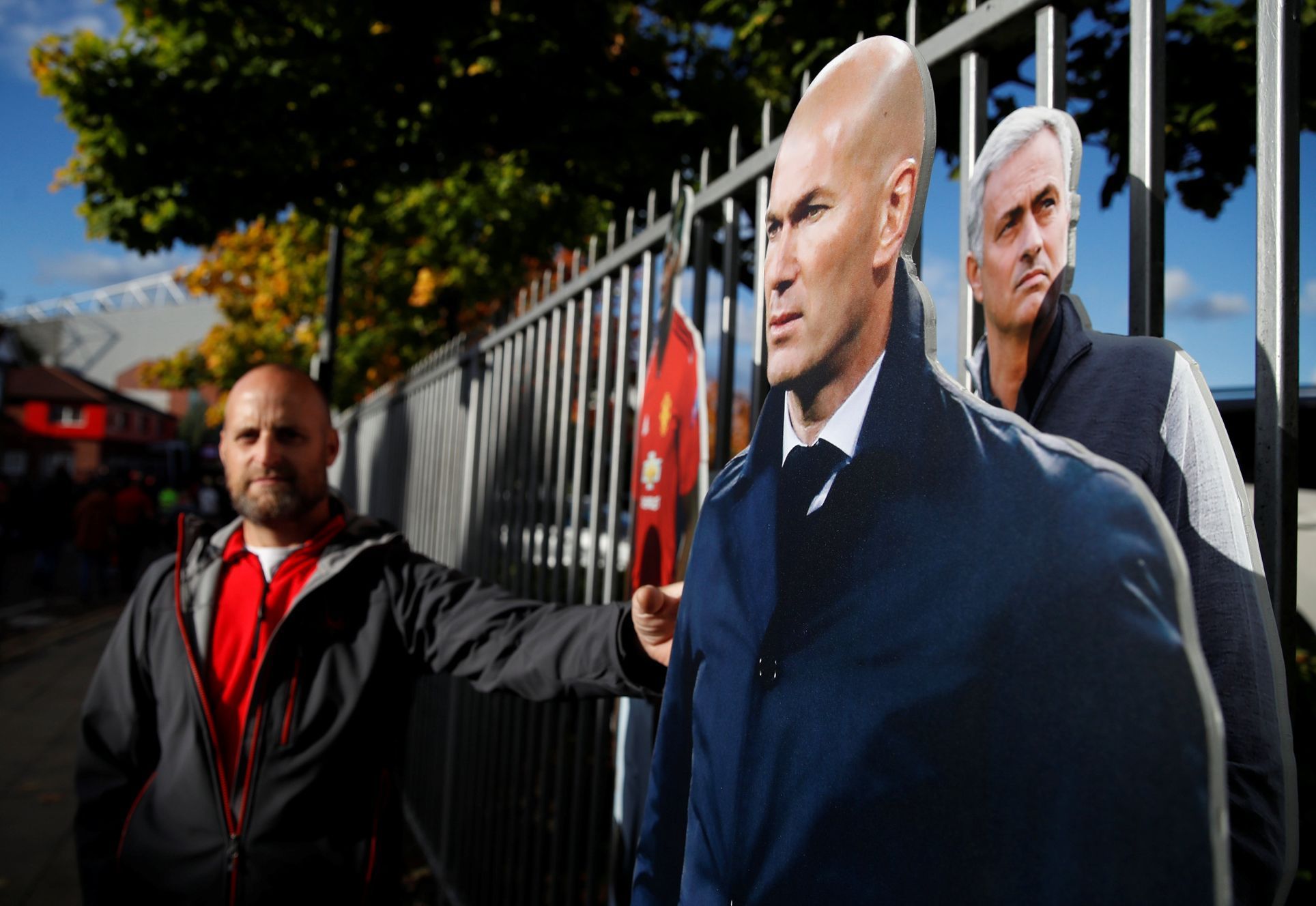 fotbal, figuríny Zinedina Zidaneho a José Mourinha před stadionem Manchesteru United před zápasem s Newcastlem
