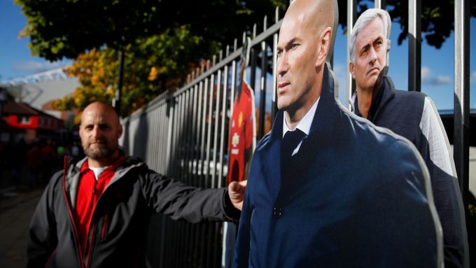 fotbal, figuríny Zinedina Zidaneho a José Mourinha před stadionem Manchesteru United před zápasem s Newcastlem